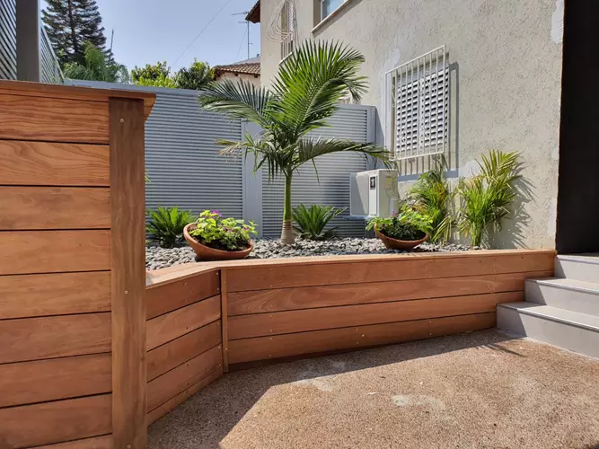 התקנת דק בחצר